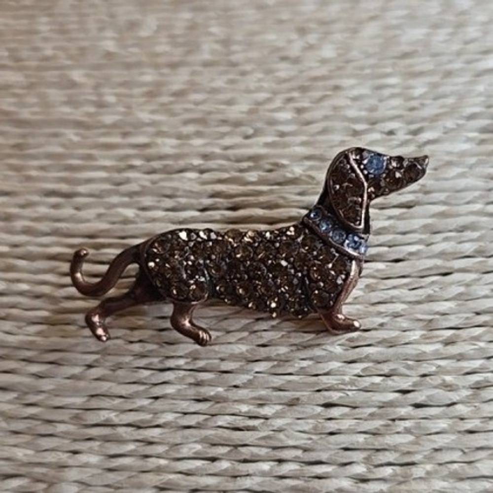 Vtg Dachshund brooch Wiener dog pin smoky brown blue crystal copper tone animal